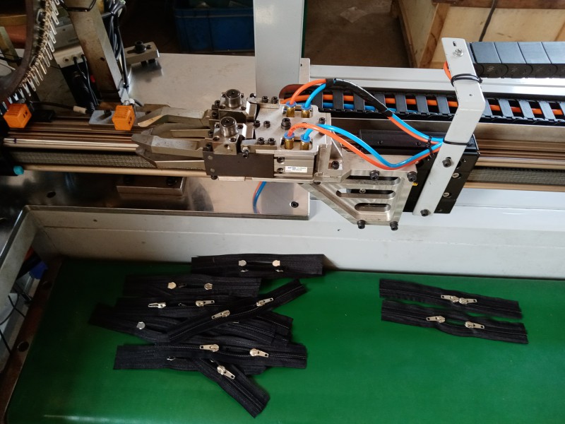 Latest zipper slider mounting and cutting machine factory used in nylon zipper production-3